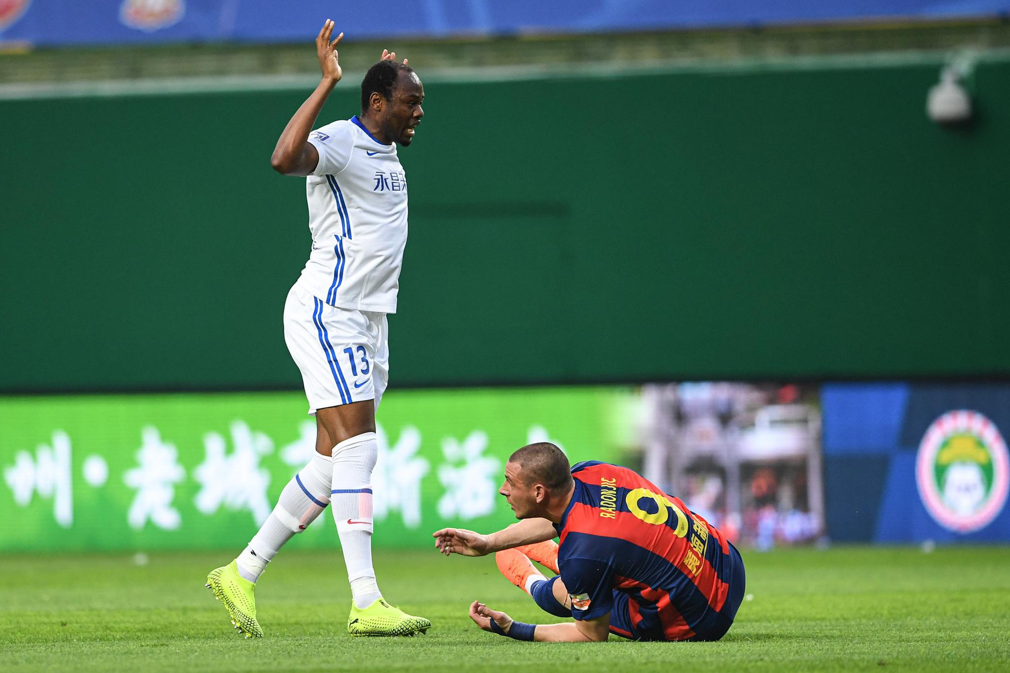 深圳队完胜青岛队，米切尔惊艳四座