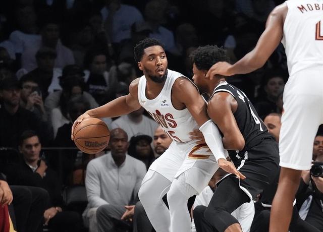 青岛队轻取篮网,米切尔关键制胜 青岛队轻取篮网,米切尔关键制胜